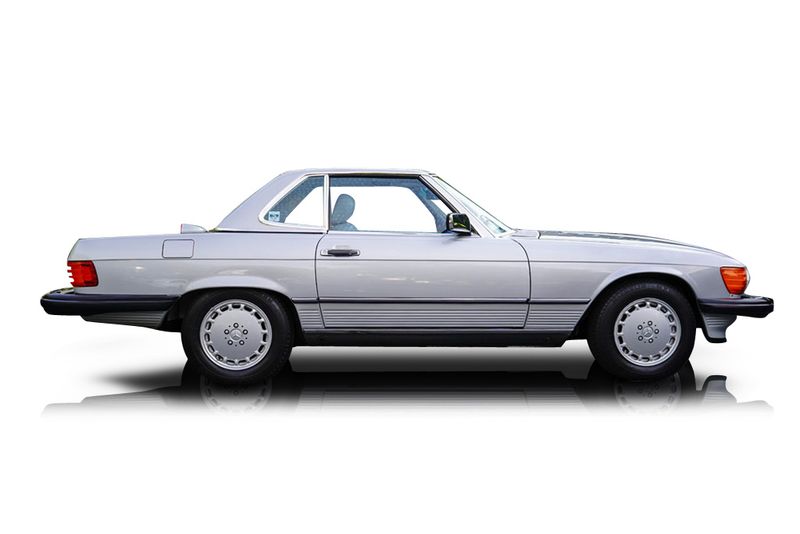 An incredible side shot photo of aMercedes-Benz 560SL that you should buy.
