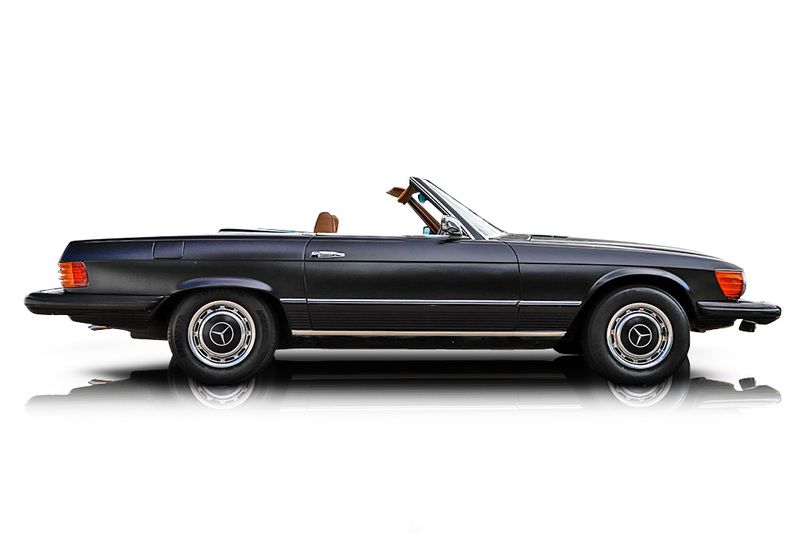 An incredible side shot photo of aMercedes-Benz 450SL that you should buy.