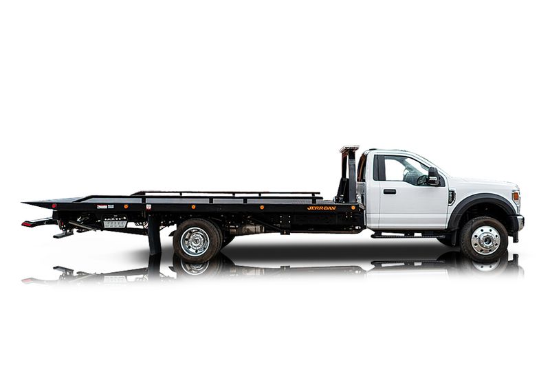 An incredible side shot photo of aFord F-600 that you should buy.