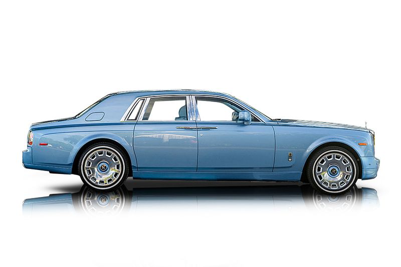 An incredible side shot photo of aRolls-Royce Phantom that you should buy.