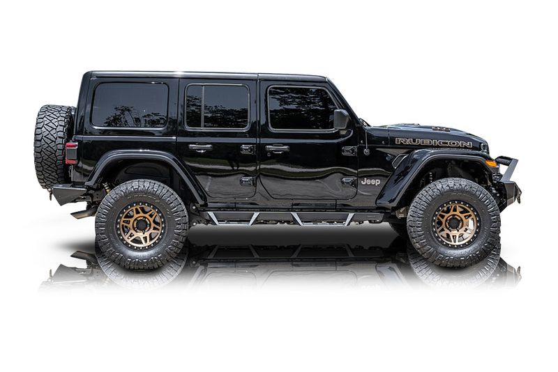 An incredible side shot photo of aJeep Wrangler that you should buy.