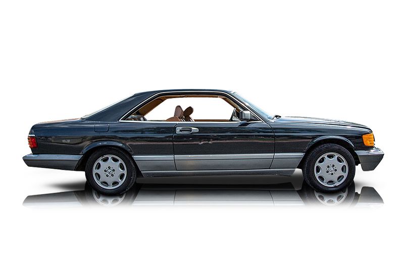 An incredible side shot photo of aMercedes-Benz 560SL that you should buy.