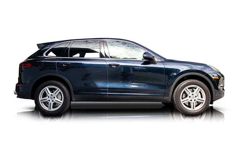 An incredible side shot photo of aPorsche Cayenne that you should buy.