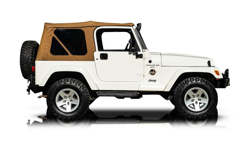 An incredible side shot photo of aJeep Wrangler that you should buy.