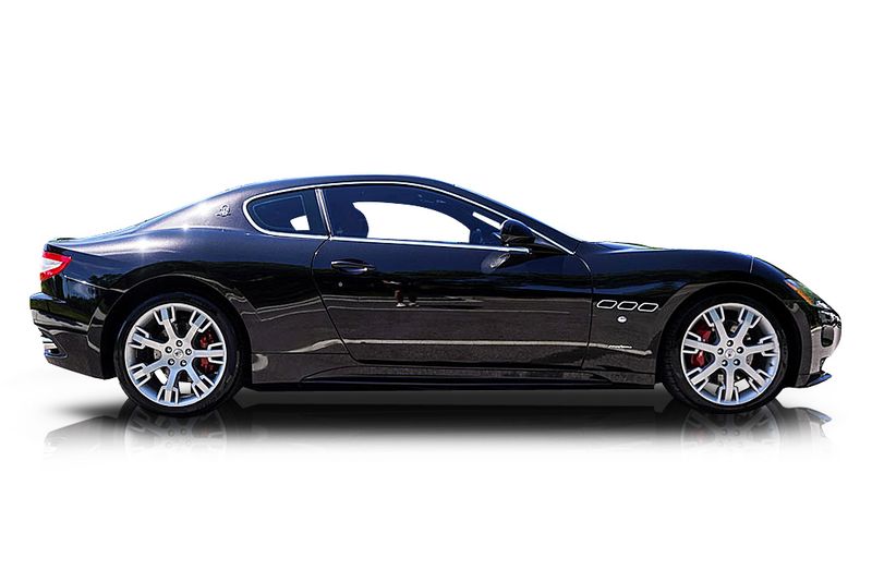 An incredible side shot photo of aMaserati GranTurismo that you should buy.