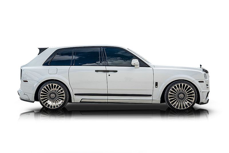 An incredible side shot photo of aRolls-Royce Cullinan that you should buy.