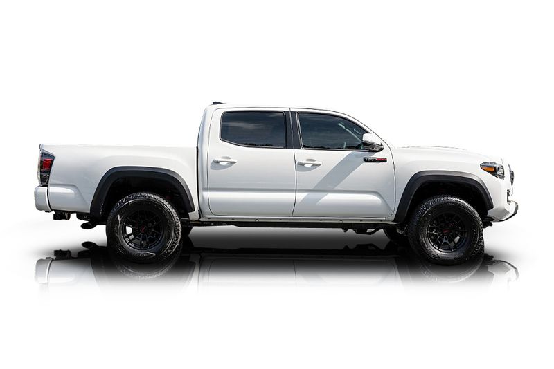 An incredible side shot photo of aToyota Tacoma that you should buy.