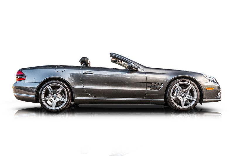 An incredible side shot photo of aMercedes-Benz SL550 that you should buy.
