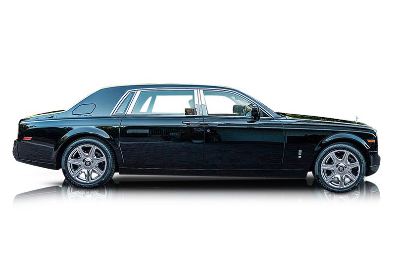 An incredible side shot photo of aRolls-Royce Phantom that you should buy.