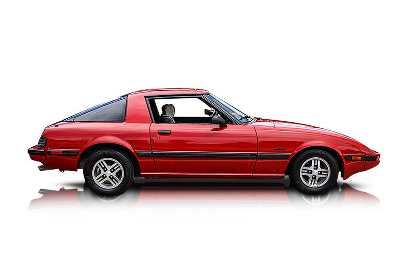 An incredible side shot photo of aMazda RX-7 that you should buy.