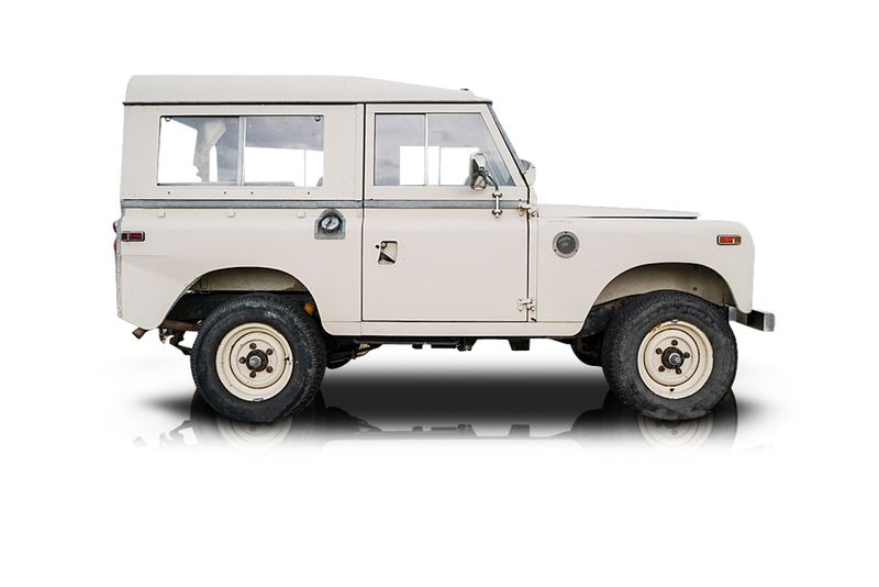 An incredible side shot photo of aLand Rover Series IIA that you should buy.
