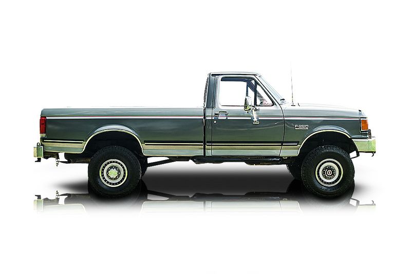 An incredible side shot photo of aFord F-250 that you should buy.