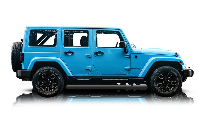 An incredible side shot photo of aJeep Wrangler that you should buy.