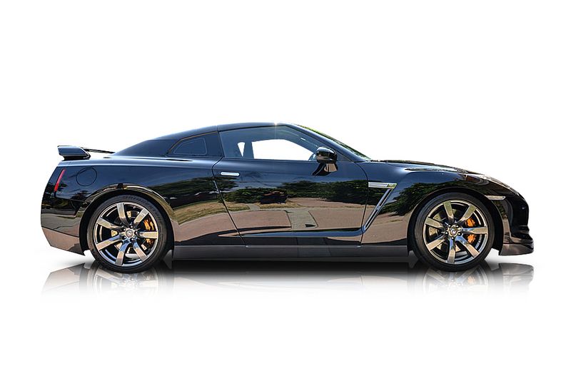 An incredible side shot photo of aNissan GT-R that you should buy.