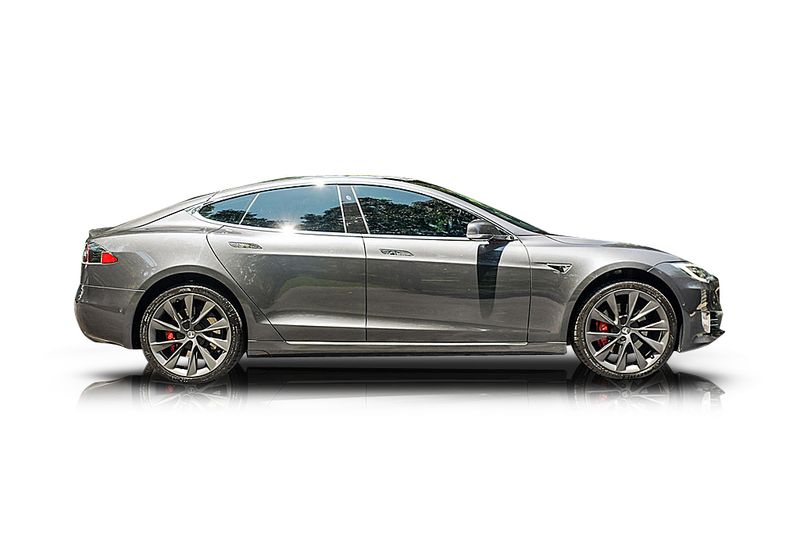 An incredible side shot photo of aTesla Model S that you should buy.