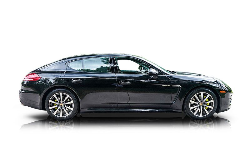 An incredible side shot photo of aPorsche Panamera that you should buy.