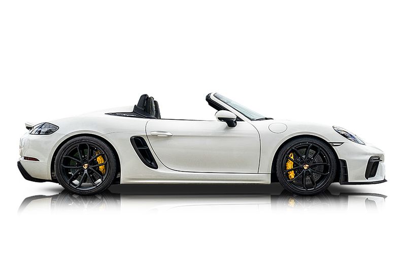 An incredible side shot photo of aPorsche 718 Spyder that you should buy.