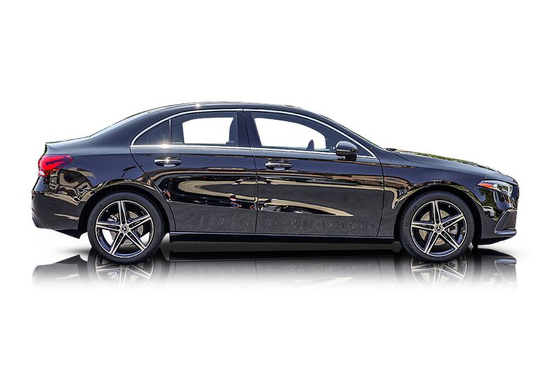 An incredible side shot photo of aMercedes-Benz A220 that you should buy.
