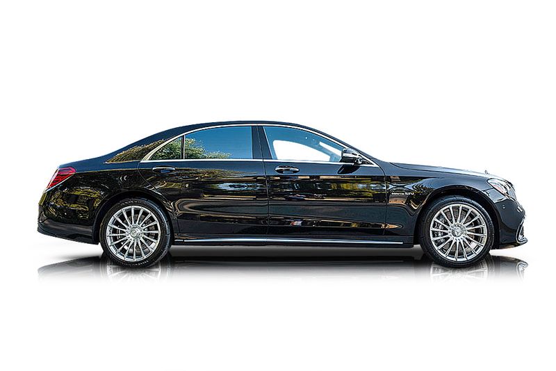 An incredible side shot photo of aMercedes-Benz S65 AMG that you should buy.
