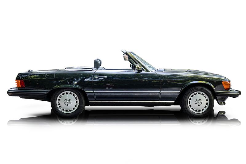 An incredible side shot photo of aMercedes-Benz 560SL that you should buy.