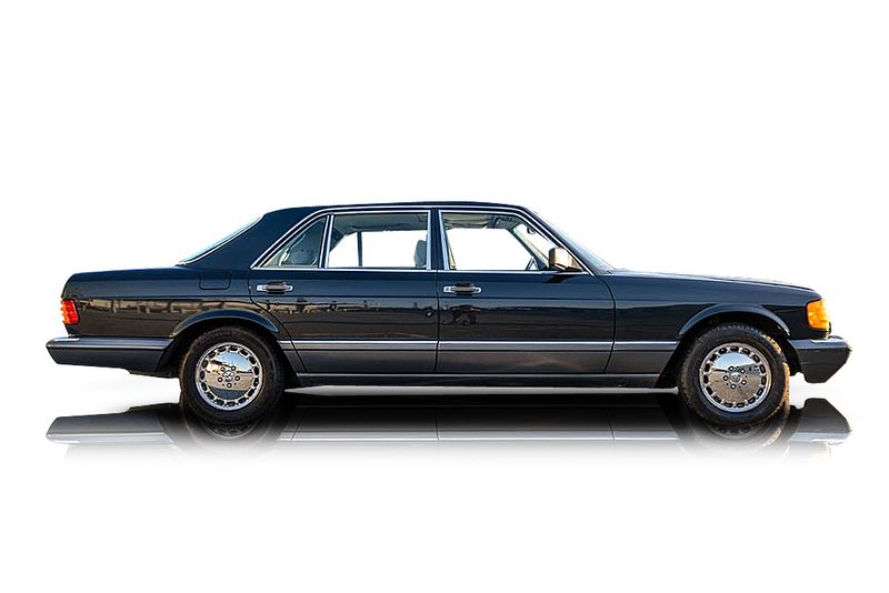 An incredible side shot photo of aMercedes-Benz 560SEL that you should buy.