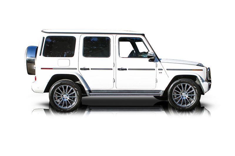 An incredible side shot photo of aMercedes-Benz G550 that you should buy.