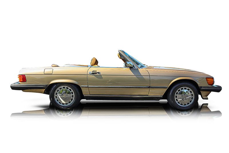 An incredible side shot photo of aMercedes-Benz 560SL that you should buy.