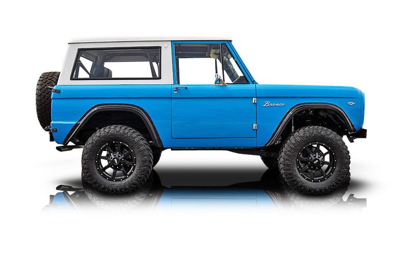 An incredible side shot photo of aFord Bronco that you should buy.