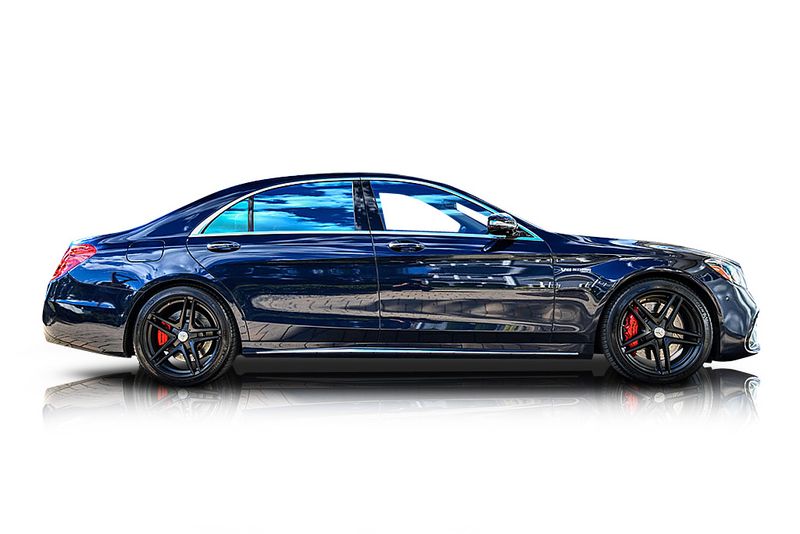 An incredible side shot photo of aMercedes-Benz S63 AMG that you should buy.