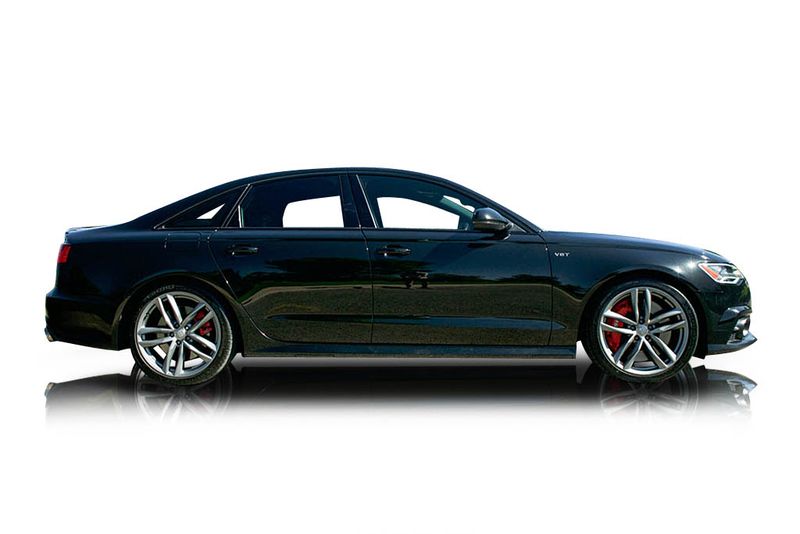 An incredible side shot photo of aAudi S6 that you should buy.