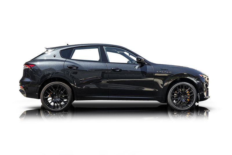 An incredible side shot photo of aMaserati Levante that you should buy.