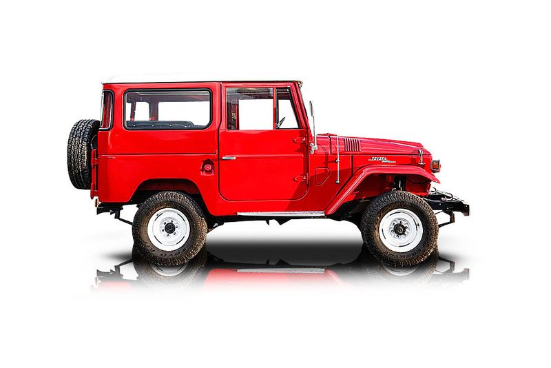 An incredible side shot photo of aToyota Land Cruiser that you should buy.