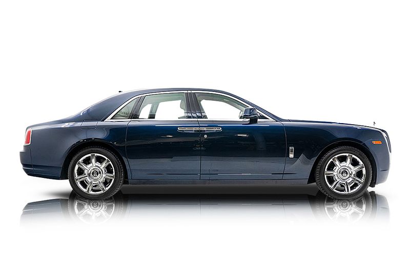 An incredible side shot photo of aRolls-Royce Ghost that you should buy.