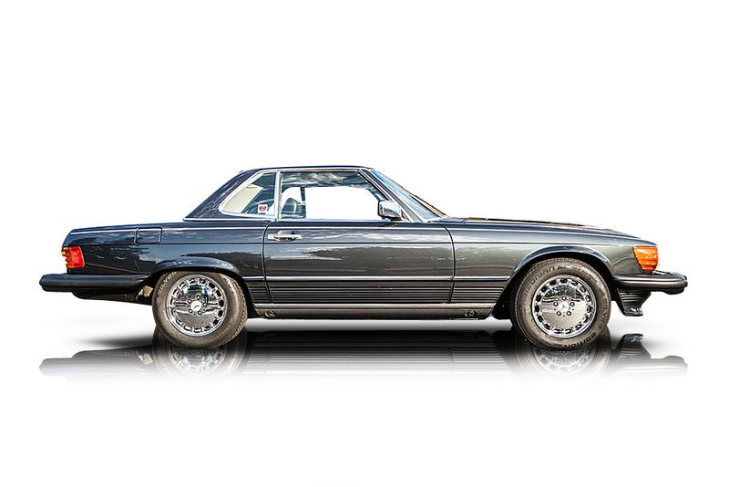 An incredible side shot photo of aMercedes-Benz 560SL that you should buy.
