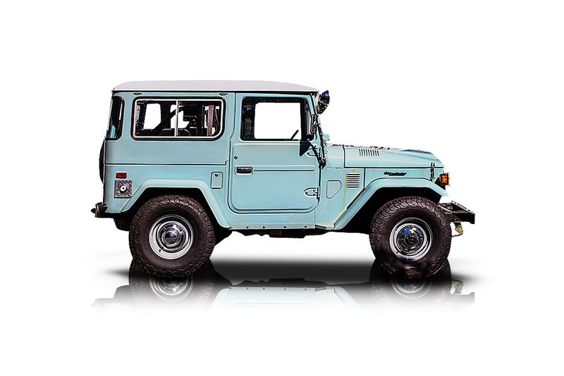 An incredible side shot photo of aToyota Land Cruiser that you should buy.