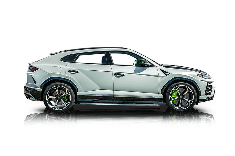 An incredible side shot photo of aLamborghini Urus that you should buy.