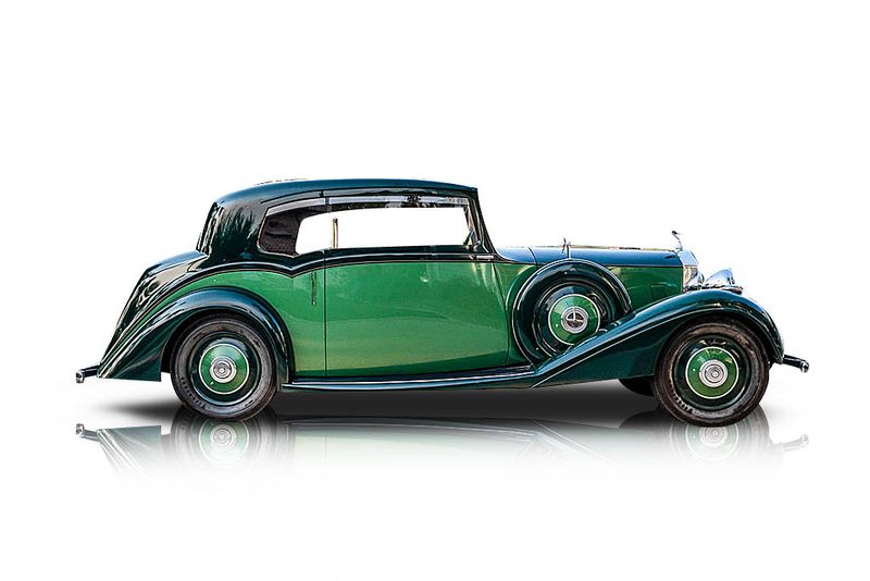 An incredible side shot photo of aRolls-Royce Wraith that you should buy.