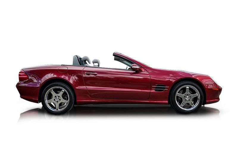 An incredible side shot photo of aMercedes-Benz SL500 that you should buy.