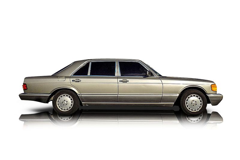 An incredible side shot photo of aMercedes-Benz 300SEL that you should buy.