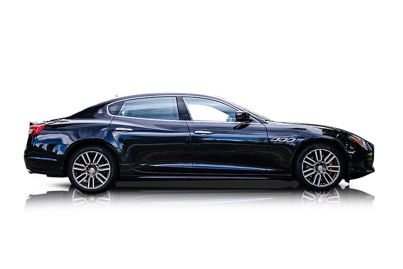 An incredible side shot photo of aMaserati Quattroporte that you should buy.