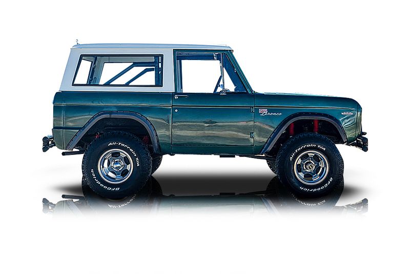 An incredible side shot photo of aFord Bronco that you should buy.