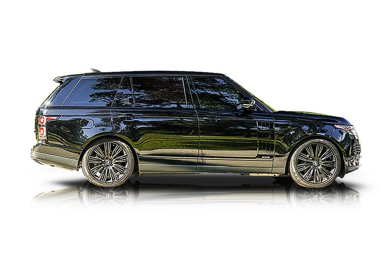 An incredible side shot photo of aLand Rover Range Rover that you should buy.