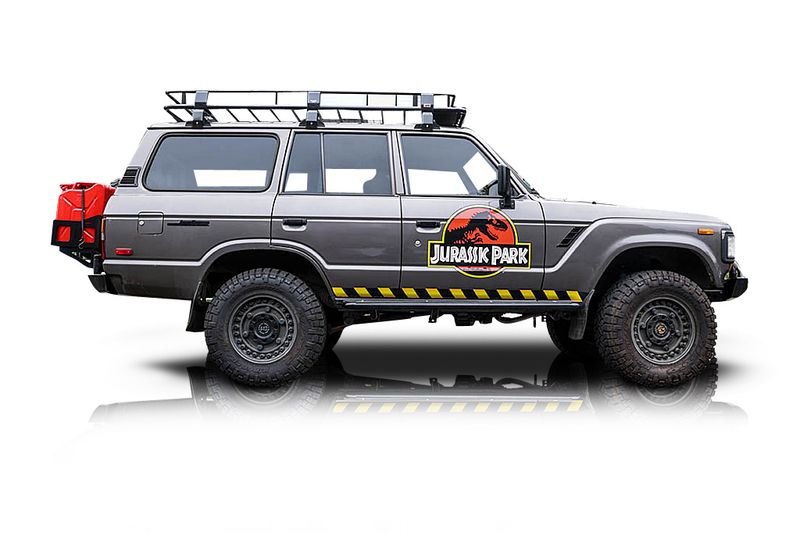 An incredible side shot photo of aToyota Land Cruiser that you should buy.