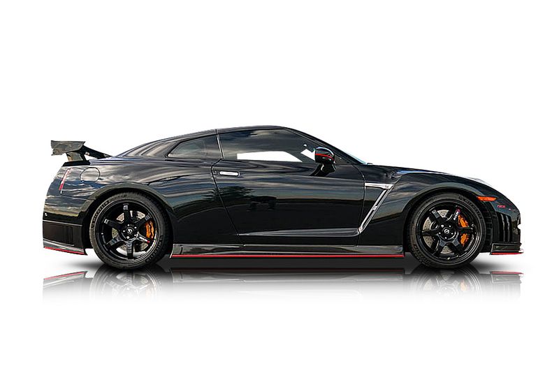 An incredible side shot photo of aNissan GT-R that you should buy.