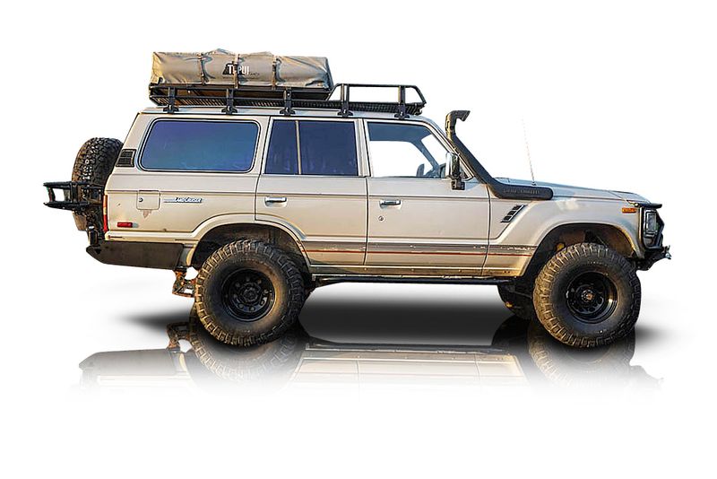 An incredible side shot photo of aToyota Land Cruiser that you should buy.