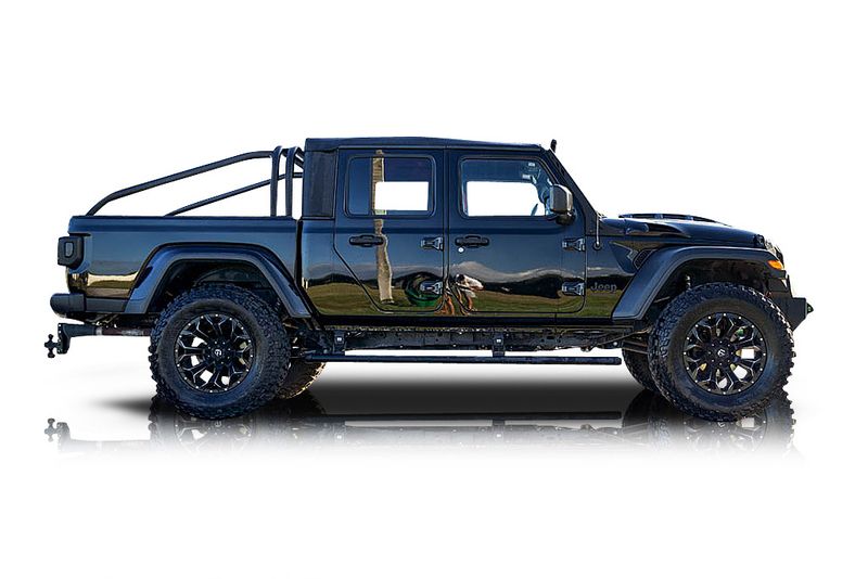 An incredible side shot photo of aJeep Gladiator that you should buy.
