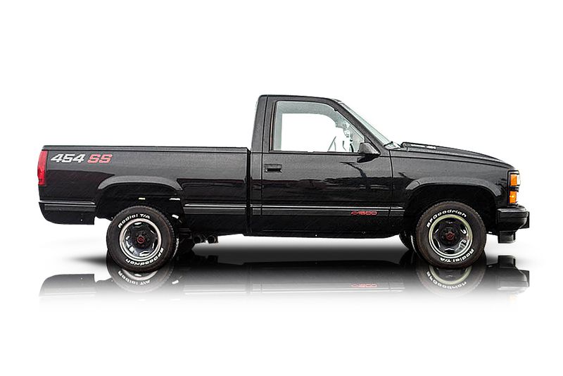 An incredible side shot photo of aChevrolet Silverado 1500 that you should buy.