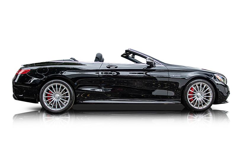 An incredible side shot photo of aMercedes-Benz S65 AMG that you should buy.