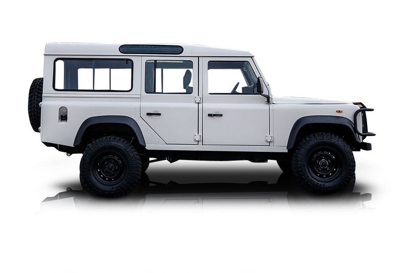 An incredible side shot photo of aLand Rover Defender 110 that you should buy.
