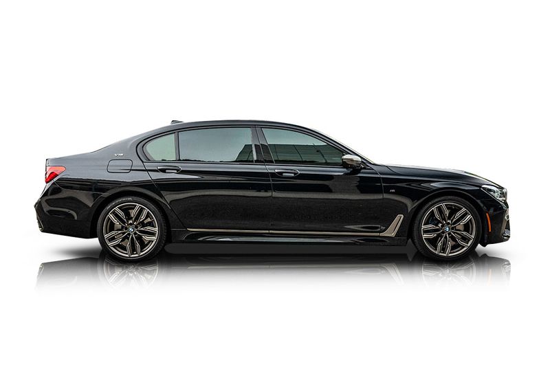 An incredible side shot photo of aBMW M760i xDrive that you should buy.